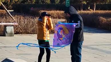 4k实拍春季户外广场上放风筝人群视频的预览图